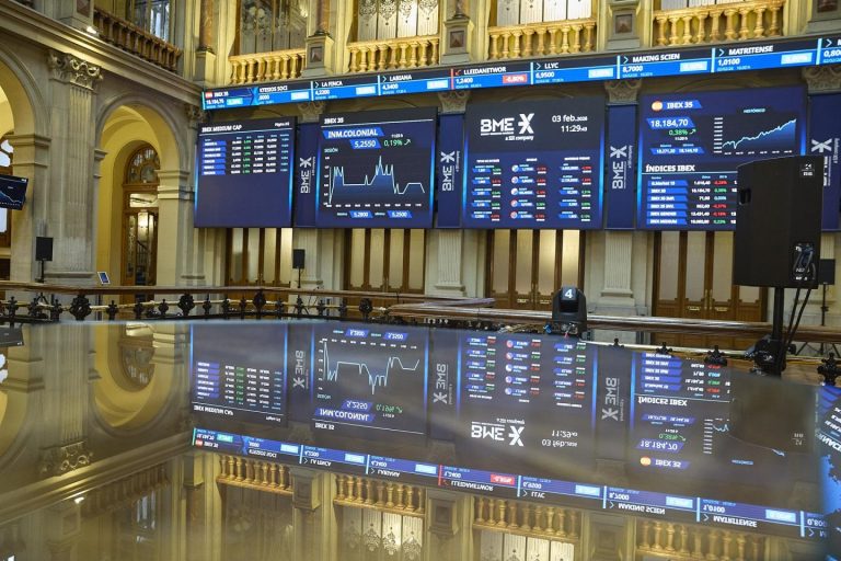 El Ibex 35 se estabiliza en 17.065 puntos a media sesión, atento a la Fed y BCE esta semana