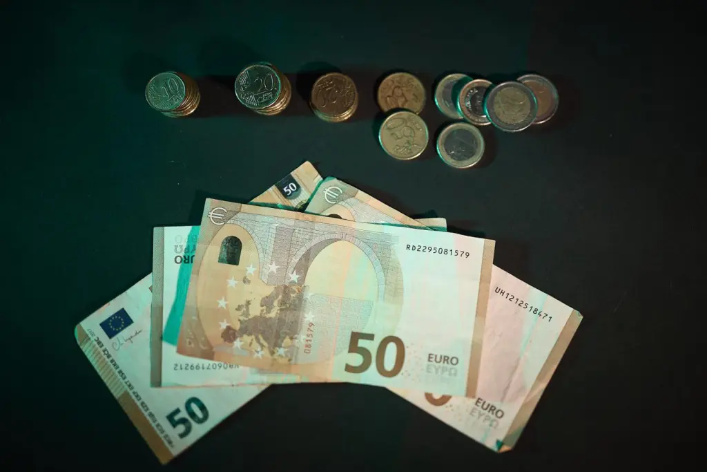El Tesoro coloca 5.550 millones en bonos y sube interés previendo aumento de tipos de interés.