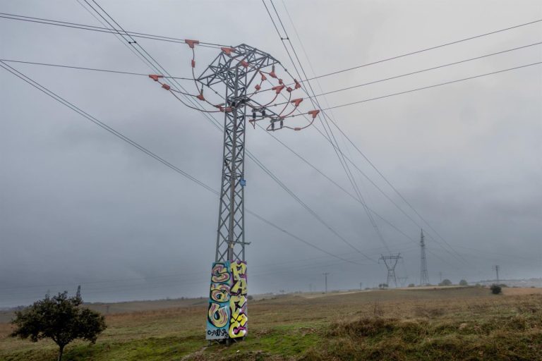 Facua denuncia como abusivo que se traslade el coste del apagón a los consumidores.