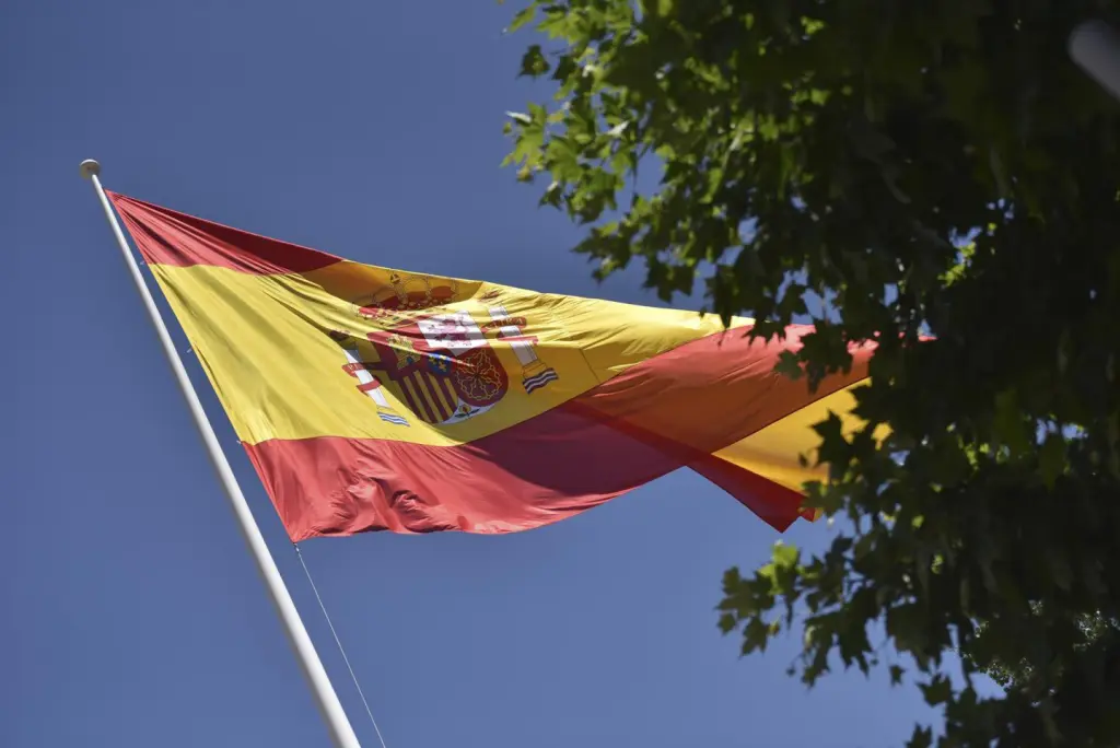 Fitch ratifica a España con calificación ‘A’ y perspectiva estable pese a desafíos políticos y vivienda