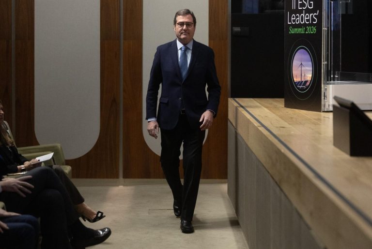 Garamendi (CEOE) critica a Trabajo por invadir la intimidad con el nuevo registro horario.