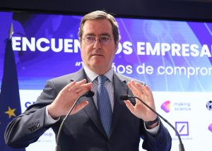 Garamendi rechaza críticas de Trabajo y las tacha de «insultos baratos» contra empresarios.