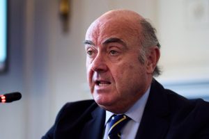 Guindos advierte que la economía europea sufre por la crisis en Oriente Próximo, afectando previsiones