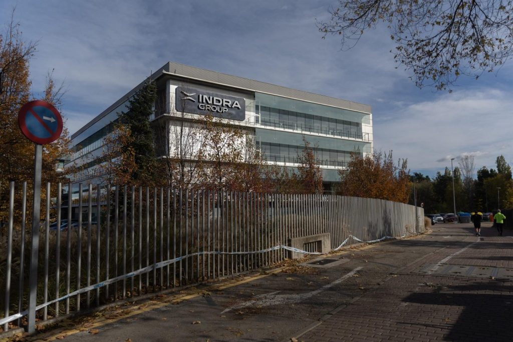 Indra sube casi un 4% tras retirada de EM&E y mantiene a Escribano como líder