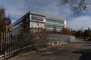Indra sube casi un 4% tras retirada de EM&E y mantiene a Escribano como líder