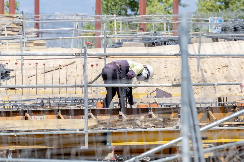La construcción cae un 9,9% en enero tras el repunte previo, según datos del INE