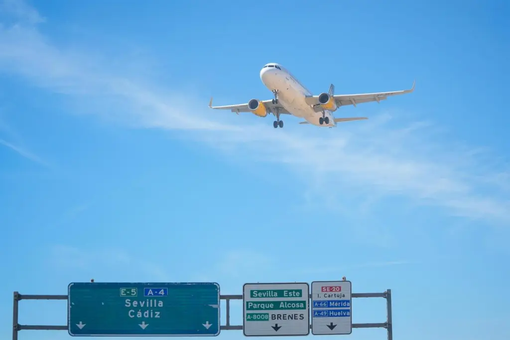 Los controladores aéreos amenazan con huelga en la Feria de Abril y la final de la Copa del Rey