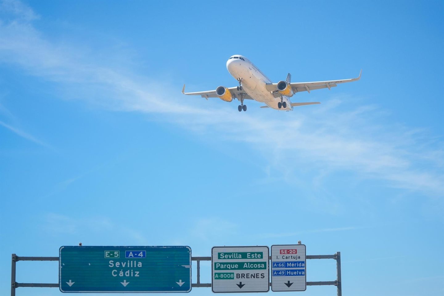 Los controladores aéreos amenazan con huelga en la Feria de Abril y la ...