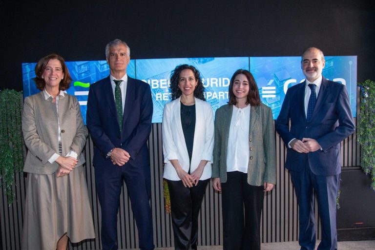 Los españoles consideran a la banca como la más preparada contra las ciberestafas, según un estudio.