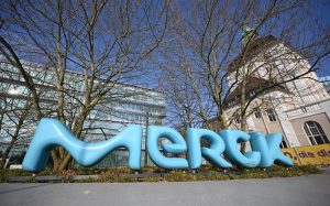 Merck gana 2.608 millones de euros en 2025, un 6,1% menos, pero mantiene el dividendo.