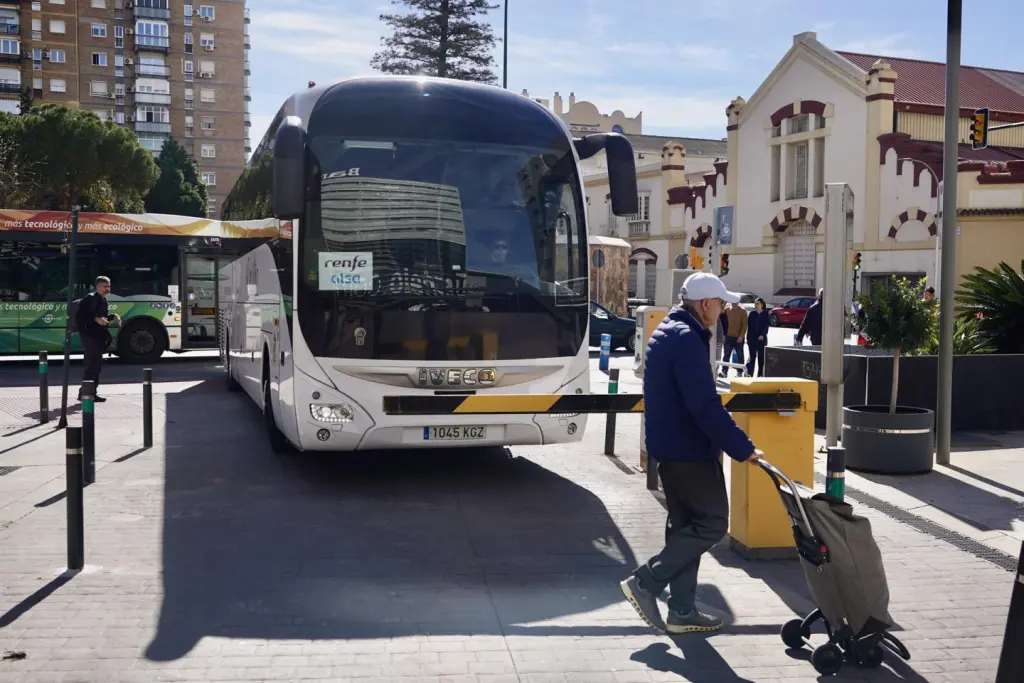 Renfe lanza contrato de 923 millones para aliarse con grandes empresas de autobús como Alsa y Avanza