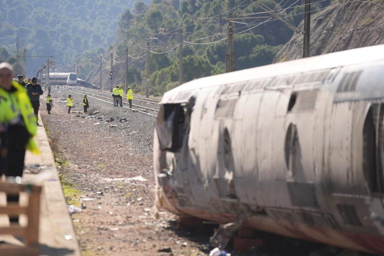 Renfe se considera víctima del accidente de Adamuz y promete ayudar a que se conozca la verdad