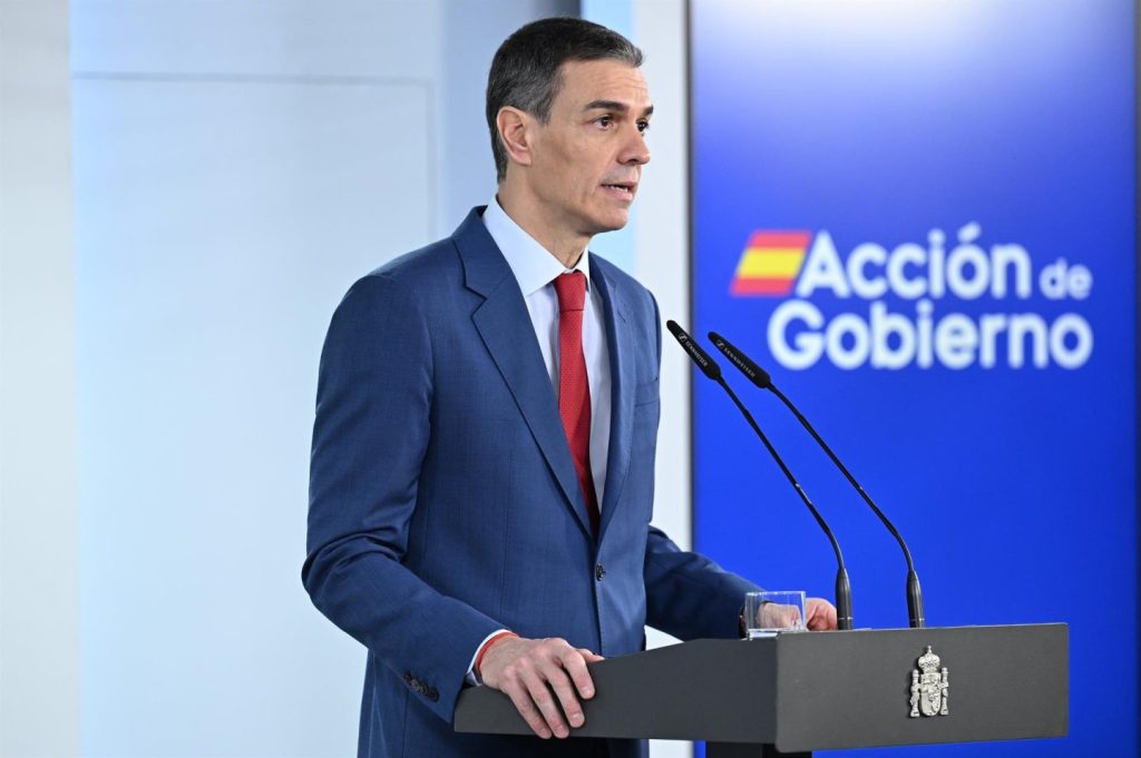 Sánchez anuncia la rebaja del IVA al 10% para electricidad, gas, gasolina y gasóleo.