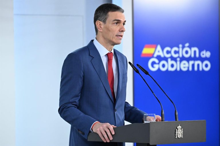 Sánchez anuncia la rebaja del IVA al 10% para electricidad, gas, gasolina y gasóleo.