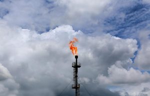 Trump dice que el petróleo bajará cuando acabe la amenaza nuclear de Irán y busca asegurar la paz.