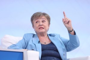 Una subida del 10% en la energía durante un año aumentaría la inflación en cuatro décimas, advierte el FMI