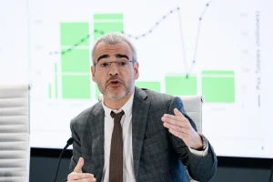 Aena busca independizarse de los bancos con programa de pagarés por 900 M, liderado por Banca March