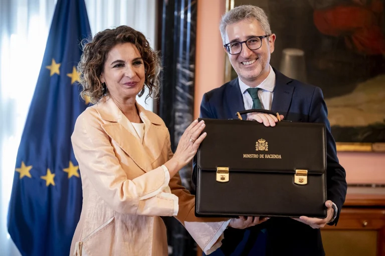 Arcadi España se sienta entre Robles y Marlaska en el Congreso tras su nombramiento como ministro.