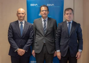 BBVA espera que la guerra desvíe turistas a Canarias, compensando la desaceleración del sector.
