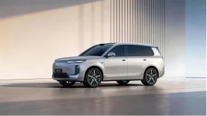 BYD muestra en Pekín el Sealion 08 y su carga Flash Charging con tecnología avanzada.