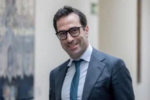 Carlos Cuerpo viaja a EE.UU. para fortalecer vínculos económicos y asistir a foros del FMI y Banco Mundial