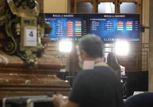 El Ibex 35 cae 0,61% pero se mantiene sobre los 18.000 puntos en media sesión de incertidumbre.