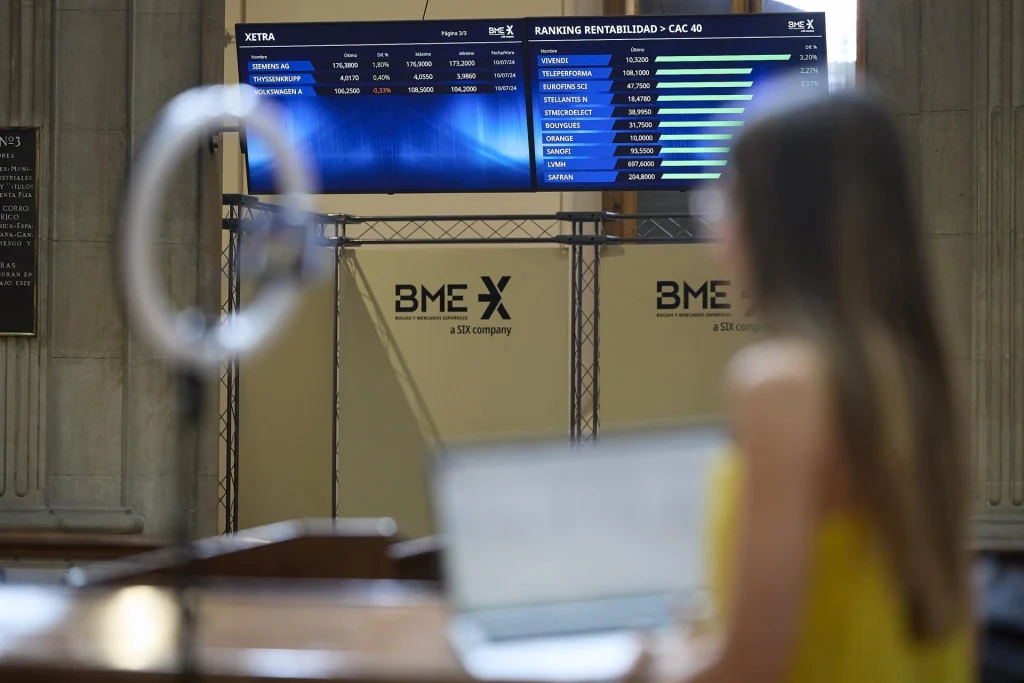 El Ibex 35 sube 0,6% al inicio y supera los 18.100 puntos; el Brent baja de 100 dólares por barril
