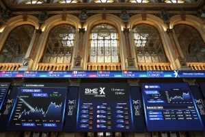 El Ibex 35 sube un 0,6% y alcanza los 18.217 puntos a media sesión del viernes