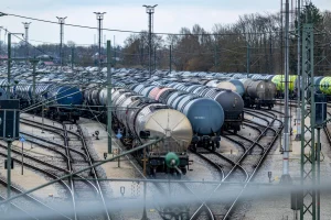 El petróleo Brent baja a 97,70 dólares tras subir por anuncio de bloqueo del estrecho de Ormuz.