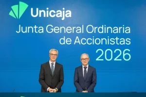 El presidente de Unicaja ve la vivienda como clave de desigualdad y critica la baja inversión privada
