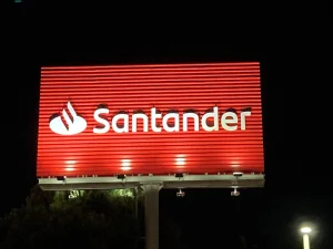 El Santander ofrece hasta 840 euros en dos años por domiciliar la nómina y cumplir condiciones.