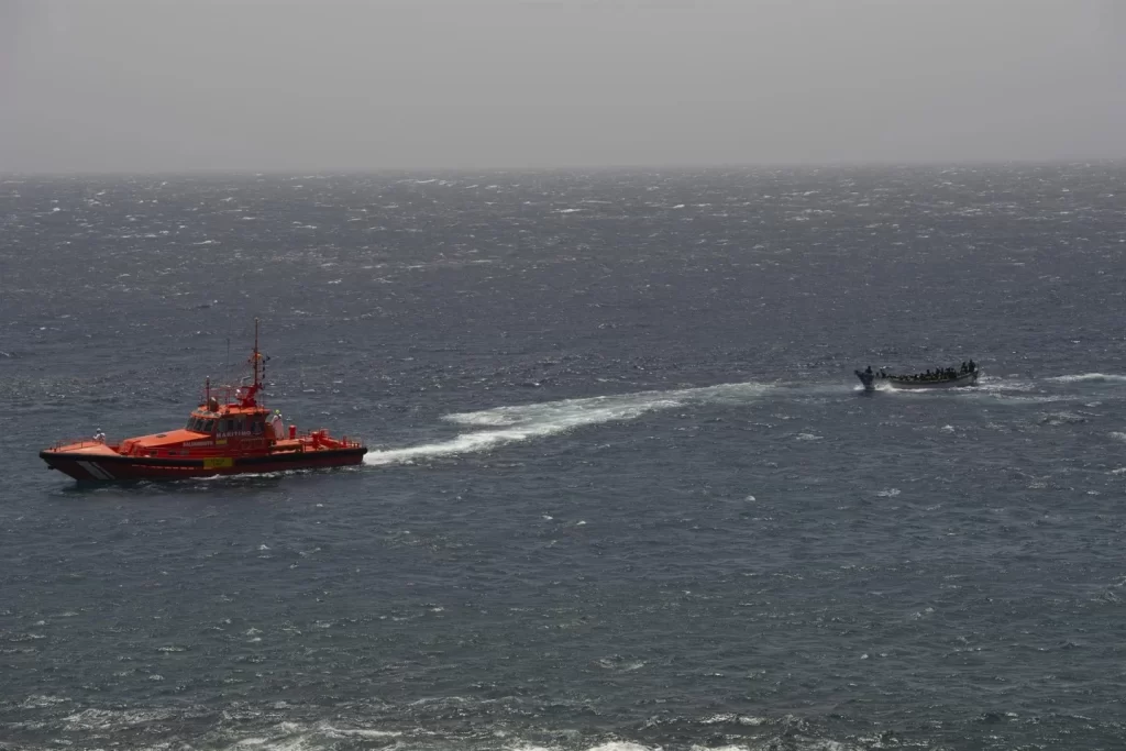 Escoltan un cayuco al puerto de La Restinga tras interceptarlo a 15 km de la costa canaria