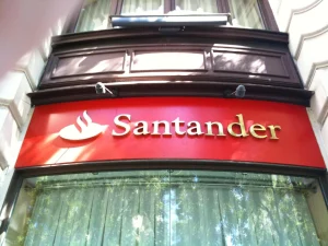 Goldman Sachs eleva al 3,584% su participación en Santander, la más alta desde 2022.