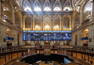 IAG y eDreams lideran subidas en Bolsa tras la tregua entre Estados Unidos e Irán