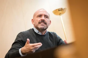 Jaime de los Santos critica a Sánchez por corrupción y pide elecciones como prioridad nacional
