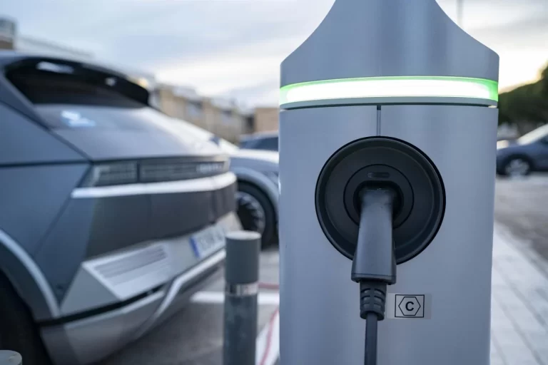 Kia, Hyundai y Smart ven en la crisis de Irán una oportunidad para impulsar el coche eléctrico
