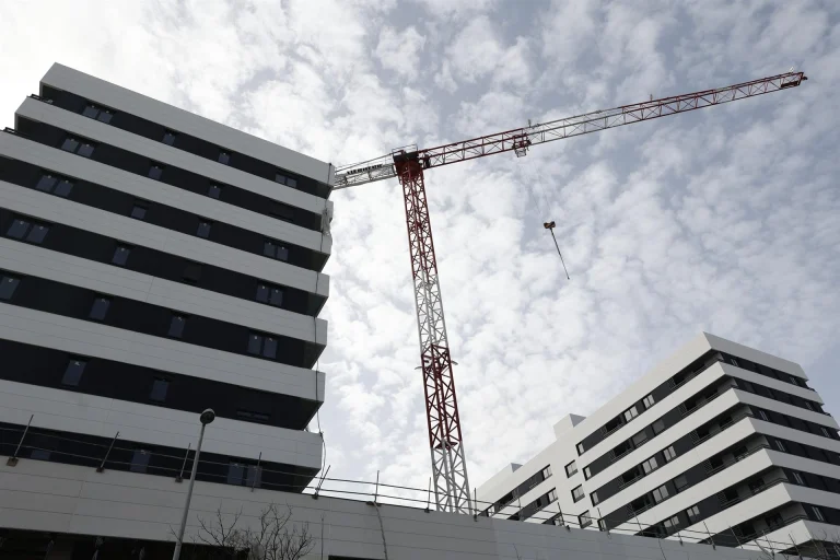 La construcción se desploma un 10,3% en febrero, según datos del INE
