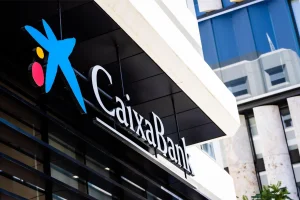 Moody’s mejora el ‘rating’ de Caixabank, subiéndolo a ‘A3’ desde ‘Baa1’ por su mayor fortaleza.