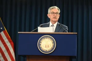Powell seguirá en la Fed tras su mandato por amenazas legales que debilitan la institución estadounidense