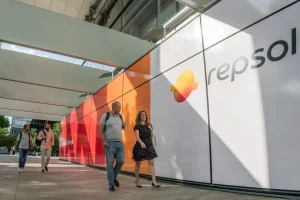 Repsol sube casi un 3% gracias al alza del petróleo, que se aproxima a los 96 dólares por barril