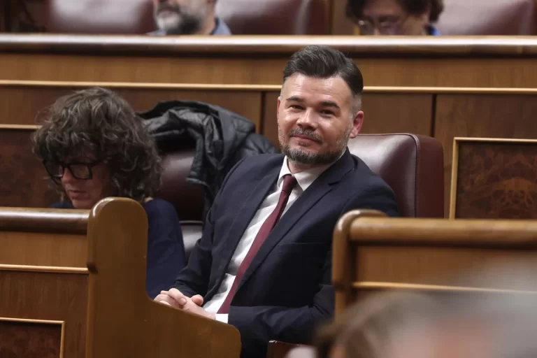 Rufián elogia el empleo récord, pero advierte que la precariedad y la vivienda pueden hundir al Gobierno
