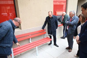 Santander recicla 1,5 millones de tarjetas para crear bancos y donarlos a ciudades españolas