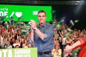 CIS: el PSOE mantiene el tipo, pero el PP y VOX acortan la distancia