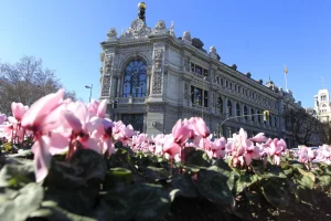 El Banco de España prevé que la deuda de los hogares será el 65% de sus ingresos en 2028 por conflicto en Irán