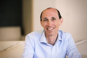 El CEO de eDreams, Dana Dunne, ganó 4,88 millones en 2026, un 18% menos por incumplir metas