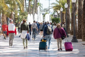El gasto turístico en España se ralentiza por precios altos, a pesar del dinamismo extranjero