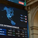 El Ibex 35 sube un 0,62% y alcanza los 18.400 puntos a media sesión, con el crudo a la baja