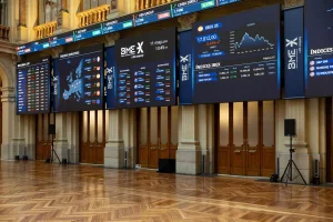 El Ibex 35 sube un 0,92% a mediodía y roza sus máximos históricos cerca de 18.450 puntos