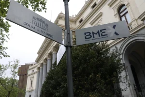 El Ibex 35 sube un 1,2% y roza 17.900 puntos, impulsado por la bajada de precios del petróleo