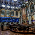 El Ibex 35 sube un 2,06% en la semana pero no mantiene los 18.000 puntos